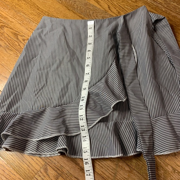 Vestidos Pinstripe Ruffle Wrap Mini Skirt - Size Small - Black & White - Picture 6 of 6
